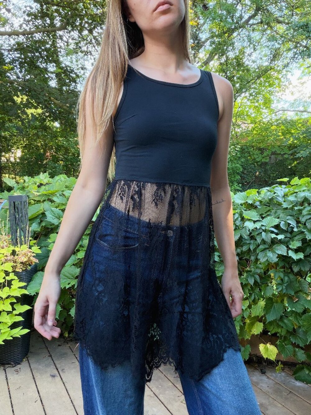 Bisou Deve Lace bottom point cut tank